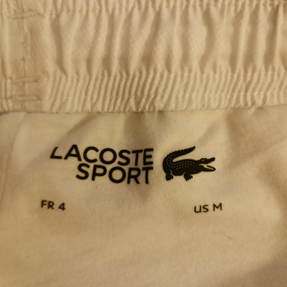 Vita Lacoste byxor köpta på Lacoste butiken i Marseille. Jeans & Byxor.