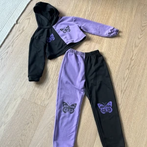 Lila och svart mjukisset - Ett lila och svart mjukisset. Använt några gånger men fortfarande i bra skick