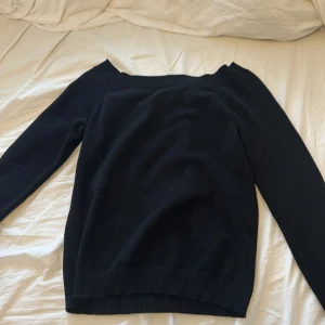Svart stickad  - Jättefin tröja ifrån vila i nyskick, lite off shoulder 