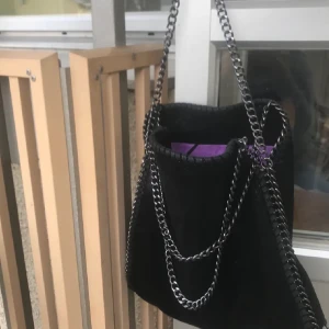 väska - säljer denna väska då den inte kommer till användning längre. perfekt till skolan, fester mm. 💕💕pris går såklart att diskutera