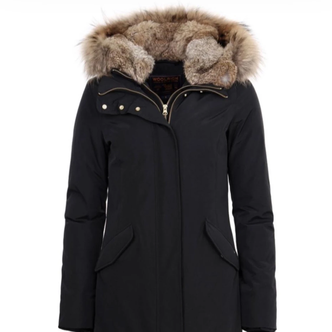Svart parkajacka med pälsdetaljer