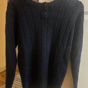 Blå stickad tröja  - Marinblå stickad tröja som inte kommer till användning❤️super bra skick!