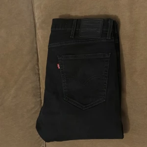 Jeans - Levis , svarta jeans W38/L32. väl använda jeans ok skick.