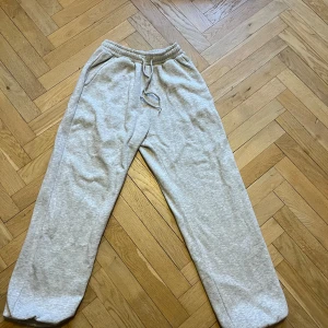 Baggy joggers - Säljer mina helt nya baggy jogger bra passform på skorna ny pris 599 mitt pris 299!