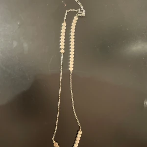 Längre halsband  - Jättefint halsband som jag köpte på Guldfynd för några år sedan, stod ej vad det var för material💕💕som längst 56 cm och kortast 49 cm