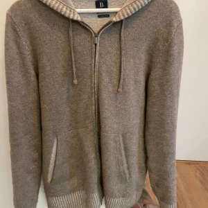 Boggi Milano Kofta - En lite mer sällsynt Boggi Milano Kofta Storlek S Bara använd ett fåtal gånger. Nypris 2390kr