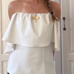 Populär topp💕💕😇 - Säljer denna sååå sjukt snygga toppen ifrån zara💕💕💕storlek M men passar även S!! 