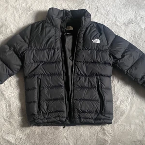North face jacka - Storlek S Väldigt fint skick, nästan aldrig använd. Höstjacka men funkar som vinterjacka också.
