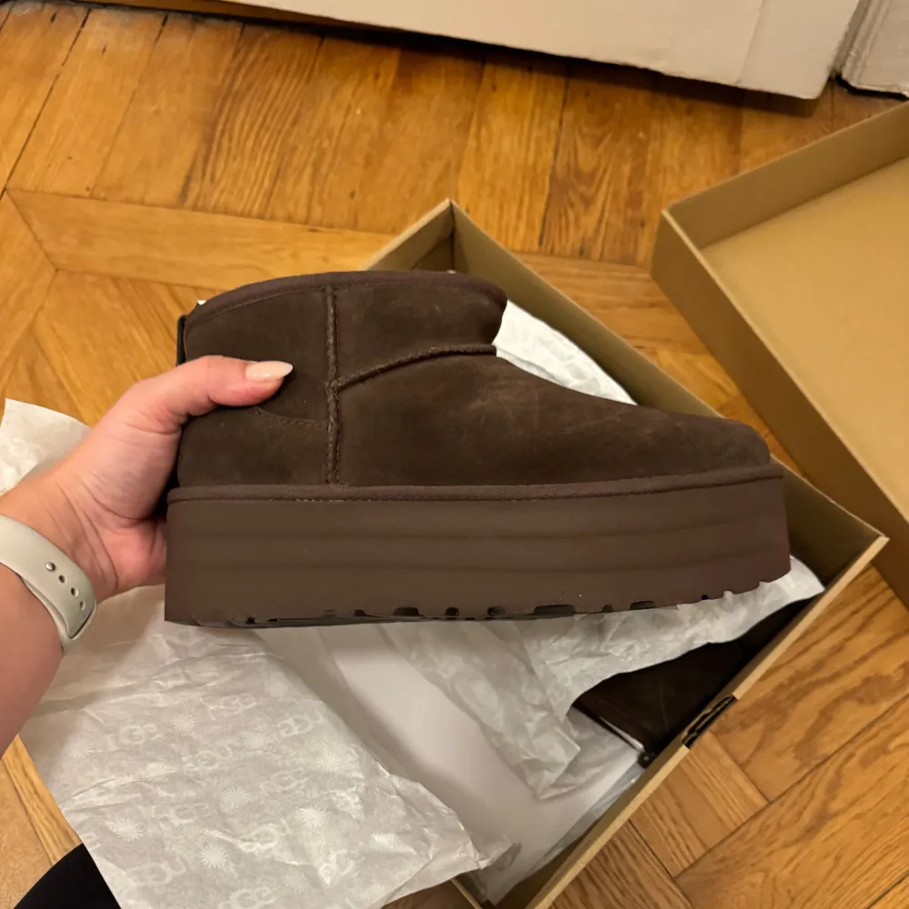 Uggs Ultra Mini Platform i originalkartong. Köpta förra hösten men är aldrig använda. Nypris 2199:-.. Skor.