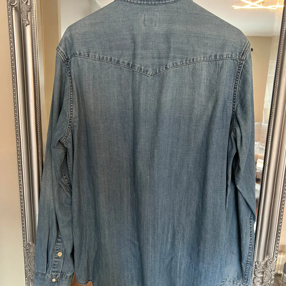 Selling this denim shirt in sz medium. Slim fit form.. Skjortor.