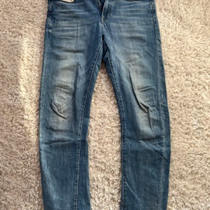 Blå Gstar jeans - Säljer ett par blå jeans men en ljus tvätt från märket Gstar. Jeansen är i väldigt bra skick. Jeansen sitter slim to regular. Hör av er vid minsta intresse! Pris inte hugget i sten.