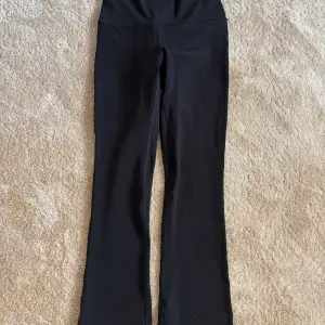 Högmidjade Lululemon leggings som är utsvängda, men som är i en kortare version (jag är 159 cm lång) (På bilden vek jag ner dom) köpte för 1000 ish och har använt dom 2 ggr