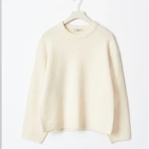 Crew neck knitted sweater - Den trendiga stickade tröjan från Gina som alltid är slutsåld! Jag köpte en från Gina i XS men dom gjorde fel i beställningen men det är en M fast det står XS utanpå! Endast testad allt är fortfarande kvar💕 