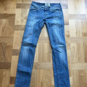 Snygga tjej jeans  - Säljer dessa sjukt snygga jeans från Tiger of Sweden! Märke: Tiger of Sweden  Storlek: 26/34 