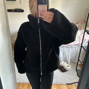 TEDDY jacka ifrån hm - Slutsåld efterfrågad Teddy jacka ifrån hm i xs!!! Knappt använd (Max 5 gånger)  finns inga defekter!! 😍😍