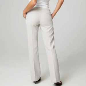 Kostymbyxor - Säljer dessa fina kostymbyxor från bikbok i färgen vit, tror inte dom säljs längre. Endast testade och säljer då dom inte riktigt passade 💖 Nypris 499