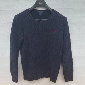 Ralph lauren tröja - Köpt på plick för ett år sen men passar mig inte längre. Det är en XL barnsoze men sitter som en herr S. 