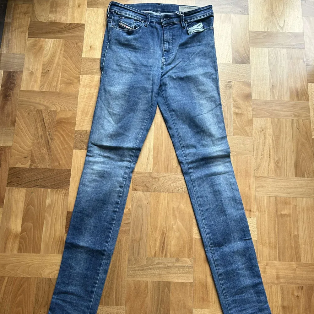 Säljer dessa riktigt snygga jeans från diesel! Märke: diesel Storlek: 30/34 . Jeans & Byxor.