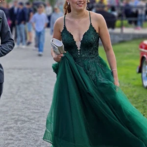 Balklänning - Säljer min jättefina balklänning från Zapaka som endast är använd en gång och därför i nyskick! Är i storlek 44 men passar mig som vanligtvis har 38/40😊Nypris 1700 säljer för 1000 (pris går att diskutera)🥰