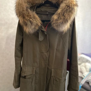 Jackan med stor pälsen är äkta!  - Jacka är bra skick passar storlek S och M. Jackan kommer från ett rökfritt hem! 