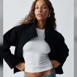 Gina kort kappa - Fin kort kappa i svart från Gina!