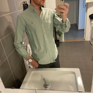 Polo Ralph Lauren classicfit skjorta S/P - nypris 1199kr - Bekväm skjorta från modehuset Ralph Lauren. Ni som vet ni vet, hantverket syns i fibrerna.  Amerikanskt S vilket mer liknar M. Ja, ni ser ju hur den sitter på mig som är 188 cm mer normalbyggd kropp.  Nytvättad, nystruket och felfri. Postar samma dag