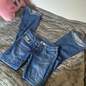 Lågmidjade bootcut jeans - Jättefina lågmidjade bootcut jeans. Slitna längst ner vid benen, annars jättefint skick. ⭕️bilden där de sitter på är gammal, har INGA fler bilder eftersom dom inte passar mig längre! ⭕️MÅTT: midja: ca 79. innerbenslängd: ca 85