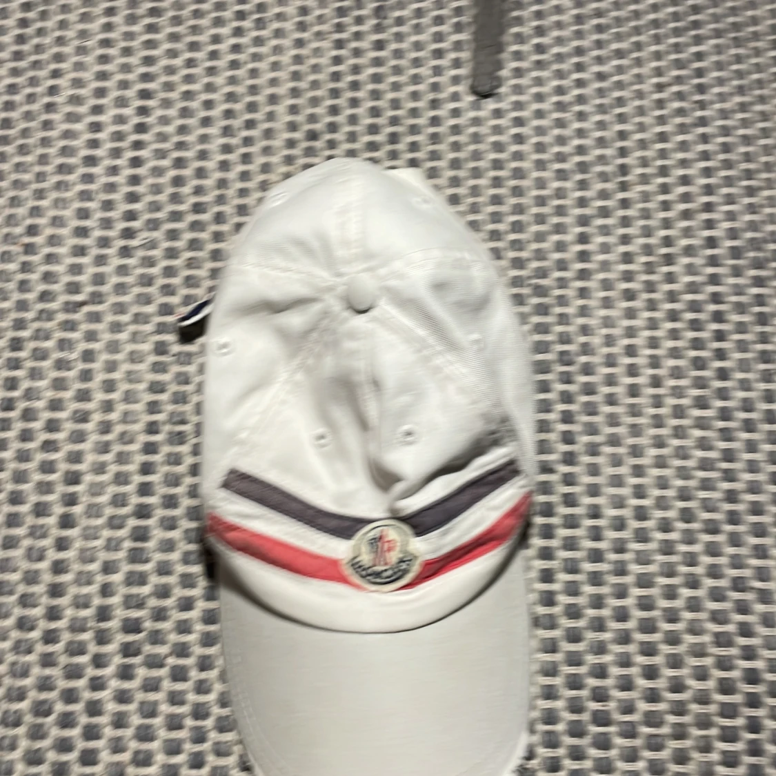 Vit keps från Moncler,barn keps,för smalt huvud.