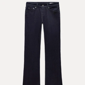 Mörkblå bootcut jeans - Snygga mörkblå bootcut jeans , aldrig använda, mkt blåare i verkligen pga ljuset . bootcut och low waist 