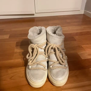 INUIKII  - använt dom i 2 år, därför säljer jag dom billigt. köpta för runt 2 tusen kronor. 