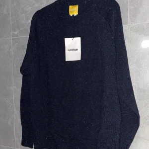 Mörkblå tröja från Rotation - Snygg mörkblå tröja från Rotation med en enkel och stilren design. Perfekt för en avslappnad look. Tröjan har långa ärmar och en bekväm passform.