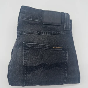 NUDIE JEANS - - Nudie jeans modell: Lean Dean - Storlek W32/L32 - Jeansen är uppvikta, ifall man vill ha vanligt går det att sy upp - Nypris runt 1600kr - Kontakta för fler frågor eller funderingar // Deluxecloset