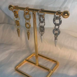 Örhängen  - Jättefina egen gjorda örhängen.  Köp för 99kr/st  Eller  185kr/par  Modell 099