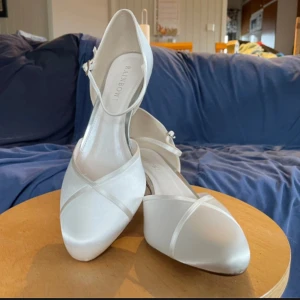 Fina vita klackskor  - Väldigt fina vita klackskor! 🤍 Aldrig använda av mig och i super fint skick.  Jag har plick köp avstängt då jag postar annonser på Vinted också, men skriv om du vill köpa så slår jag på! 