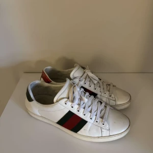 Gucci ace skor - Hej! Säljer nu dessa riktigt snygga Gucci ace skor i storlek 42. Skick 8/10, vid minsta lilla fundering är det bara o höra av sig
