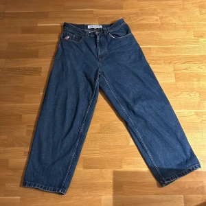 Blå jeans från Polar skate Big Boy - Säljer ett par klassiska blå jeans från Polar skate, Big Boy i storlek S. Baggy 