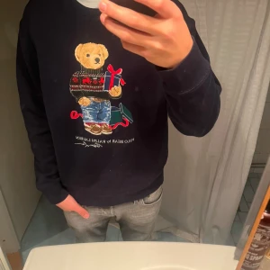 Ralph lauren tröjor - Tja, Säljer 2 Polo Ralph lauren tröjor för 500 då storlekarna är för små och har ingen användning av de. Skriv gärna om ni vill ha fler bilder eller undrar något.
