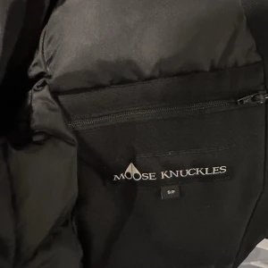 Moose knuckles stirling parka jacka  - En moose knuckles jacka i storlek S. Jackan är i nyskick knappt använd och är 100% äkta. Du kan ta det till din närmsta nk och dom kommer säga att den är äkta. Köpte den nyss men det var lite för stor för mig. Ny pris 15 000. Den är i nyskick så först till kvarn. Pris är ej hugget i sten men kan gå ner lite