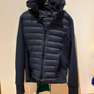 Mörkblå jacka med huva - Snygg mörkblå jacka från Urban Classics med huva och dragkedja. Perfekt att ha under både vinter höst och vår