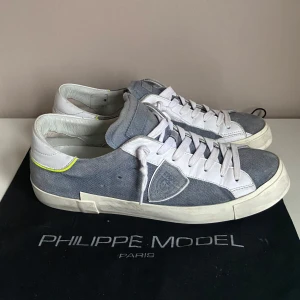 Philippe model  - Säljer dessa galet snygga Philippe model skor! Skick 9,5/10. Nypris 3899, mitt pris endast 1999! Dustbag medföljer vid köp. Hör av er vid funderingar.