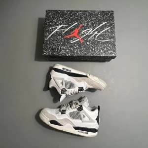 Jordan 4 military black - Ett par snygga skor som är i bra skick 8/10 sparsamt använda dem är riktiga och box tillkommer nypris 7000 jag säljer för 3000 perfekt för vinter eftersom dem är varma PRIS KAN DISKUTERAS 