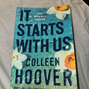 Boken It Starts With Us till salu! - Boken är skriven av Colleen Hoover. Det är en pocketbok skriven på engelska. Jag har läst boken en gång och därmed endast använt den ett fåtal gånger. Omslagets framsida är lite böjt och innehar synliga vecka, men inget som hindrar läsningen:) hör av er vid intresse! Pris går att diskutera😊