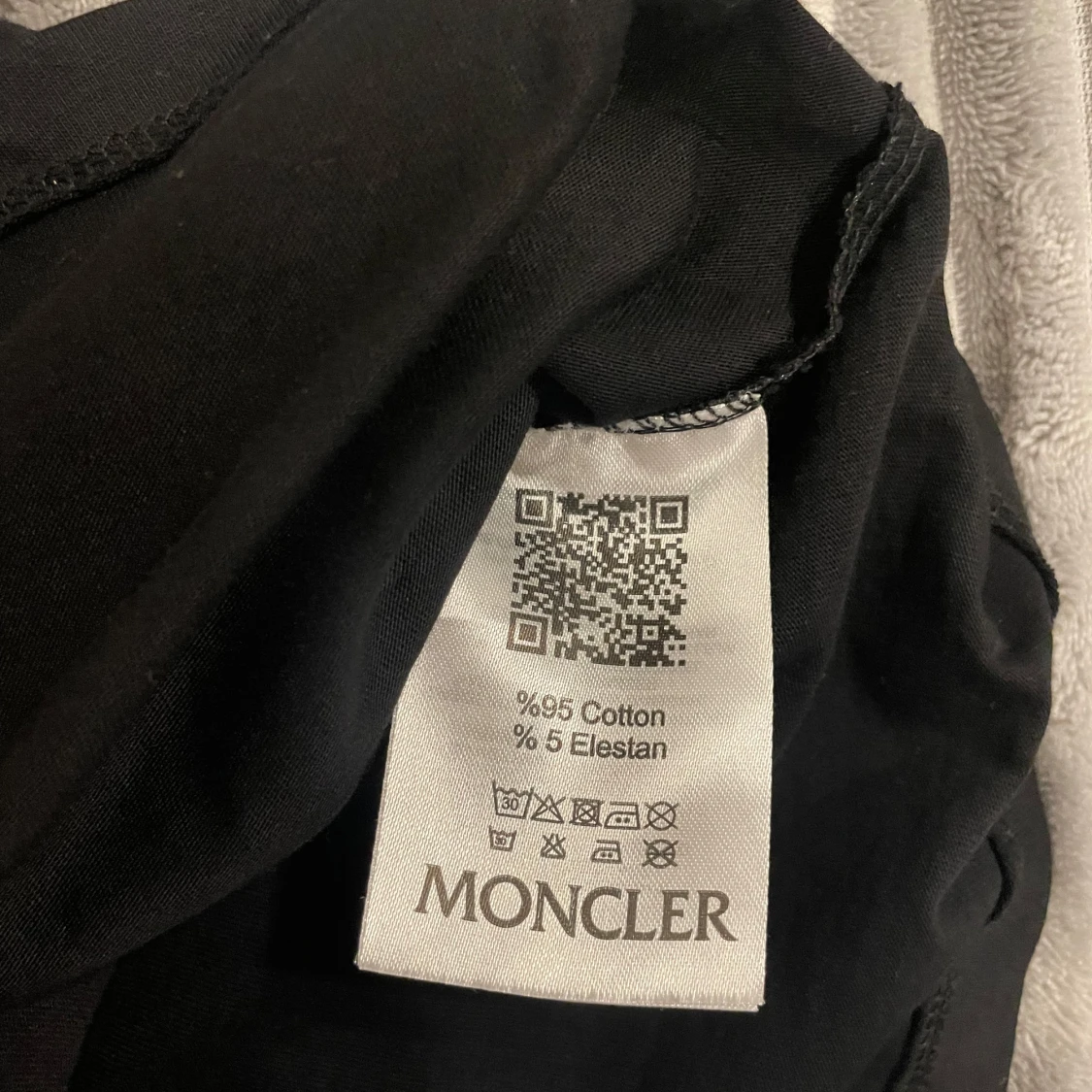 Svart t-shirt med sneaker-motiv från Moncler - 92