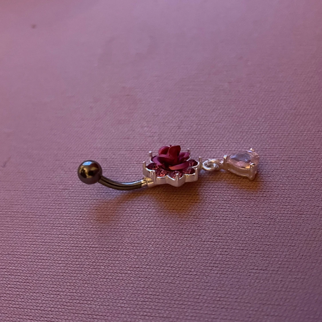 Navelpiercing med röd ros och kristall - 90