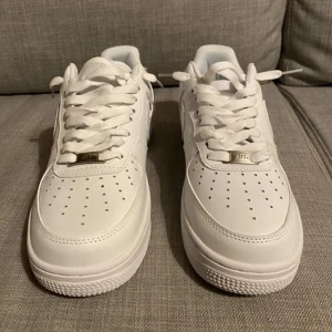 Nike air force 1s - Säljer ett par nike air force 1s i storlek 43. Använd nångra gånger skick 9/10. Liten hål i sulan men inget man märker. Skriv för mer bilder och info