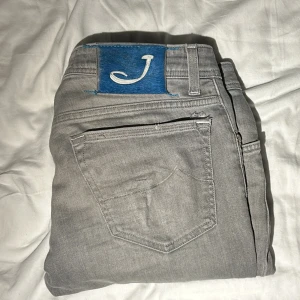Jacob Cohën jeans - Riktigt feta gråa Jacob Cohën jeans. Passar 30/30 o 31/31. Sitter slim. Använda men ser riktigt bra ut, endast två små defekter varav endast en syns lite vid användning.