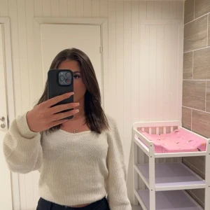 Vit stickad tröja - Säljer denna vita stickade tröjan, på grund av att den inte kommer till användning.