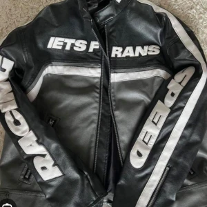 Urban outfitters läderjacka - Snygg svart skinnjacka med vita detaljer. Jackan har en dragkedja framtill. Skicka för mer bilder.