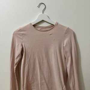 Ljusrosa långärmad tröja - Långarmad tröja. Tunn. Skriv för fler bilder.