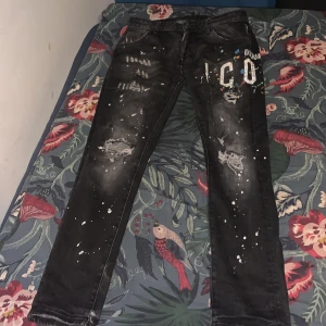 Svarta jeans med färgstänk från Dsquared2 - Snygga svarta jeans från Dsquared2 Köpte de för 1000kr. TAR MOT BYTE 
